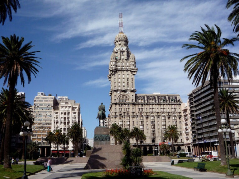 O Que Fazer Em Montevid U Principais Pontos Tur Sticos Da Cidade   PlazaIndependencia2 768x576 